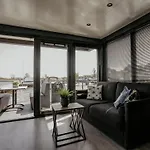 Luxury Houseboat Getaway Úszó hotel Uitgeest