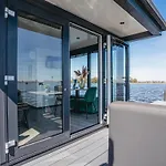 Luxury Houseboat Getaway Úszó hotel