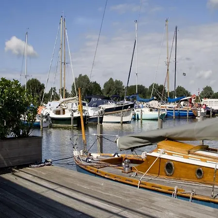 Luxury Houseboat Getaway Uitgeest