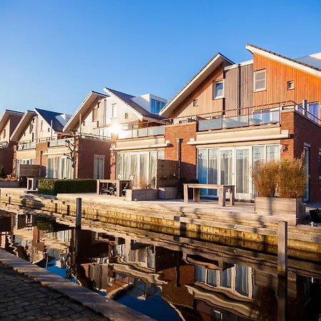 Luxury Houseboat Getaway