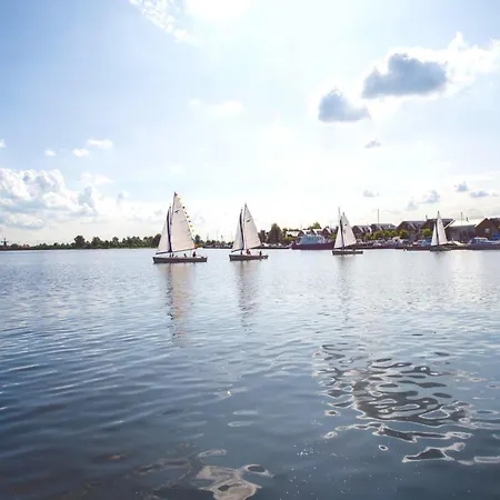 Modern Houseboat With Air Conditioning Located In Marina Båthotell
