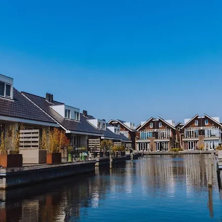 Luxury Houseboat Getaway Uitgeest