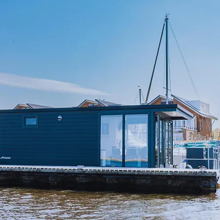 Luxury Houseboat Getaway *