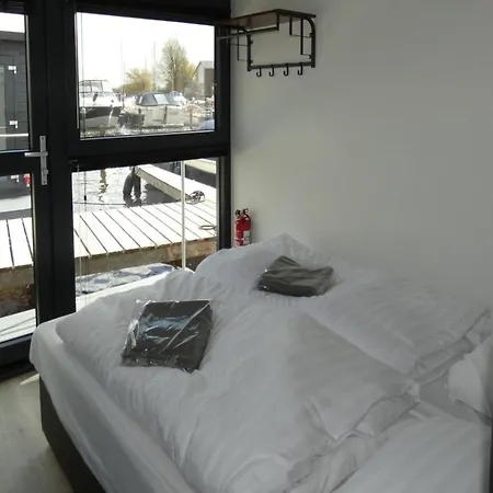 Modern Houseboat With Air Conditioning Located In Marina Båthotell