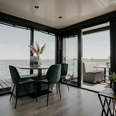 Tekne Luxury Houseboat Getaway Uitgeest