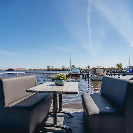Luxury Houseboat Getaway Uitgeest