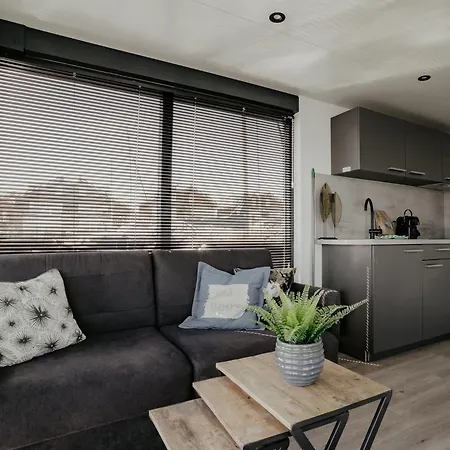 Luxury Houseboat Getaway Uitgeest