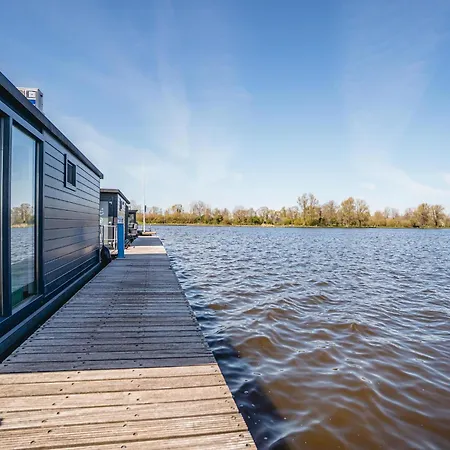 Luxury Houseboat Getaway Uitgeest