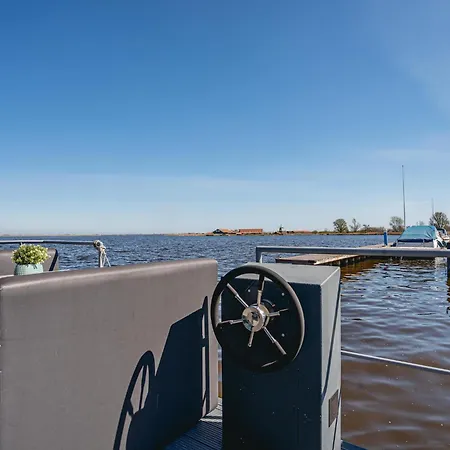 Luxury Houseboat Getaway