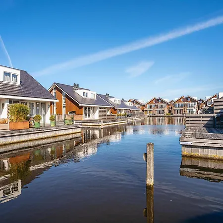 Luxury Houseboat Getaway *