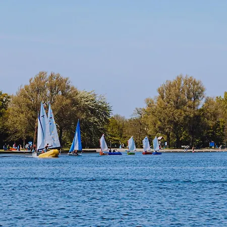 Luxury Houseboat Getaway Botel *
