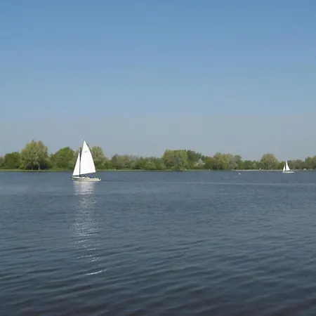 Luxury Houseboat Getaway Botel