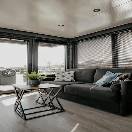 Luxury Houseboat Getaway Uitgeest