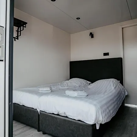 Luxury Houseboat Getaway Botel Uitgeest