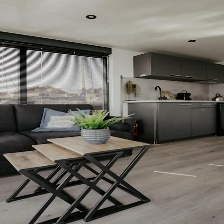 Botel Luxury Houseboat Getaway Uitgeest