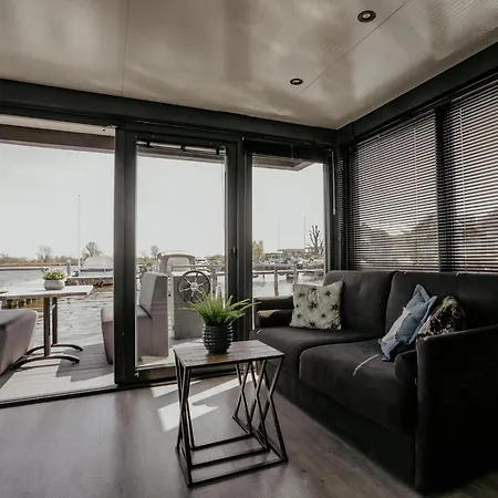 Luxury Houseboat Getaway Botel Uitgeest
