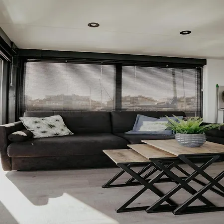 Luxury Houseboat Getaway * Uitgeest