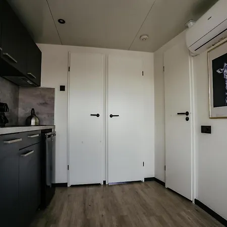 Botel Luxury Houseboat Getaway *