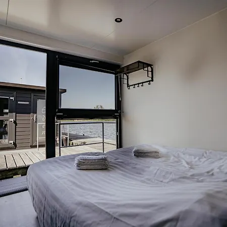 Botel Luxury Houseboat Getaway *
