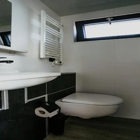 Luxury Houseboat Getaway Botel Uitgeest