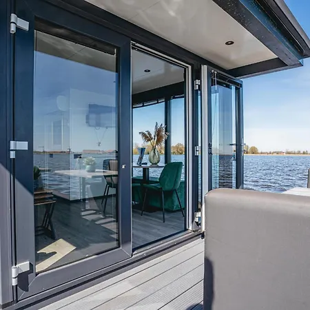 Luxury Houseboat Getaway Botel