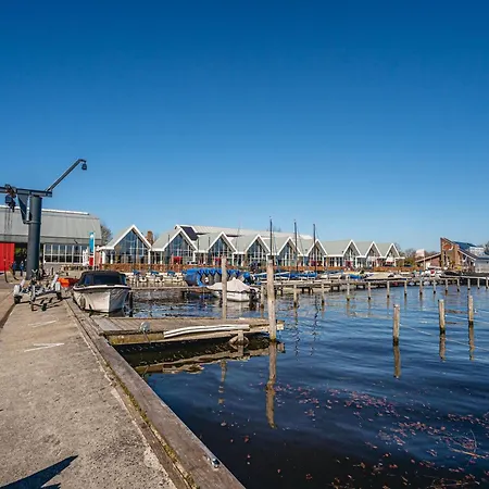 Luxury Houseboat Getaway Botel Uitgeest