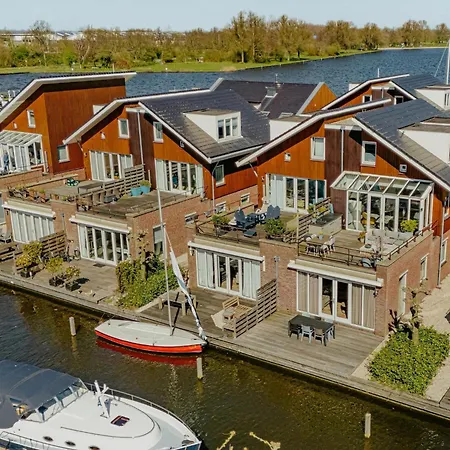 Luxury Houseboat Getaway Uitgeest