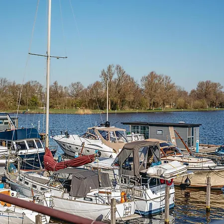Luxury Houseboat Getaway Botel